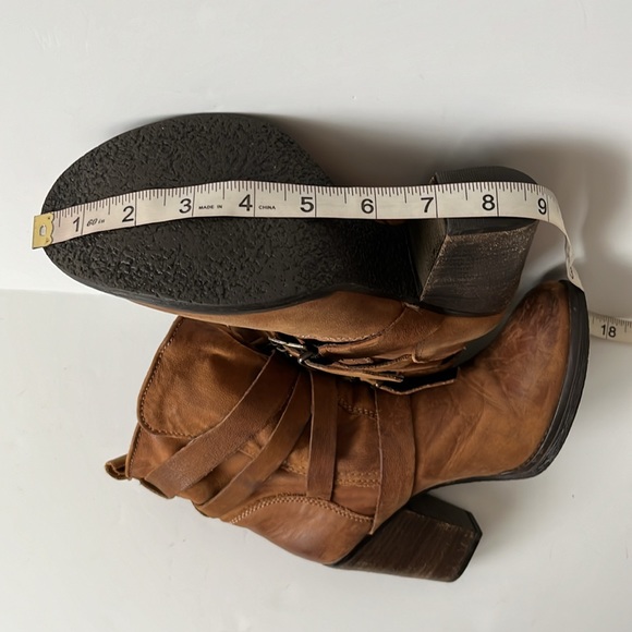 Steve Madden Brown Leather Heeled Yale Moto Buckle Distressed Ankle Boots Size 7 - Picture 5 of 10